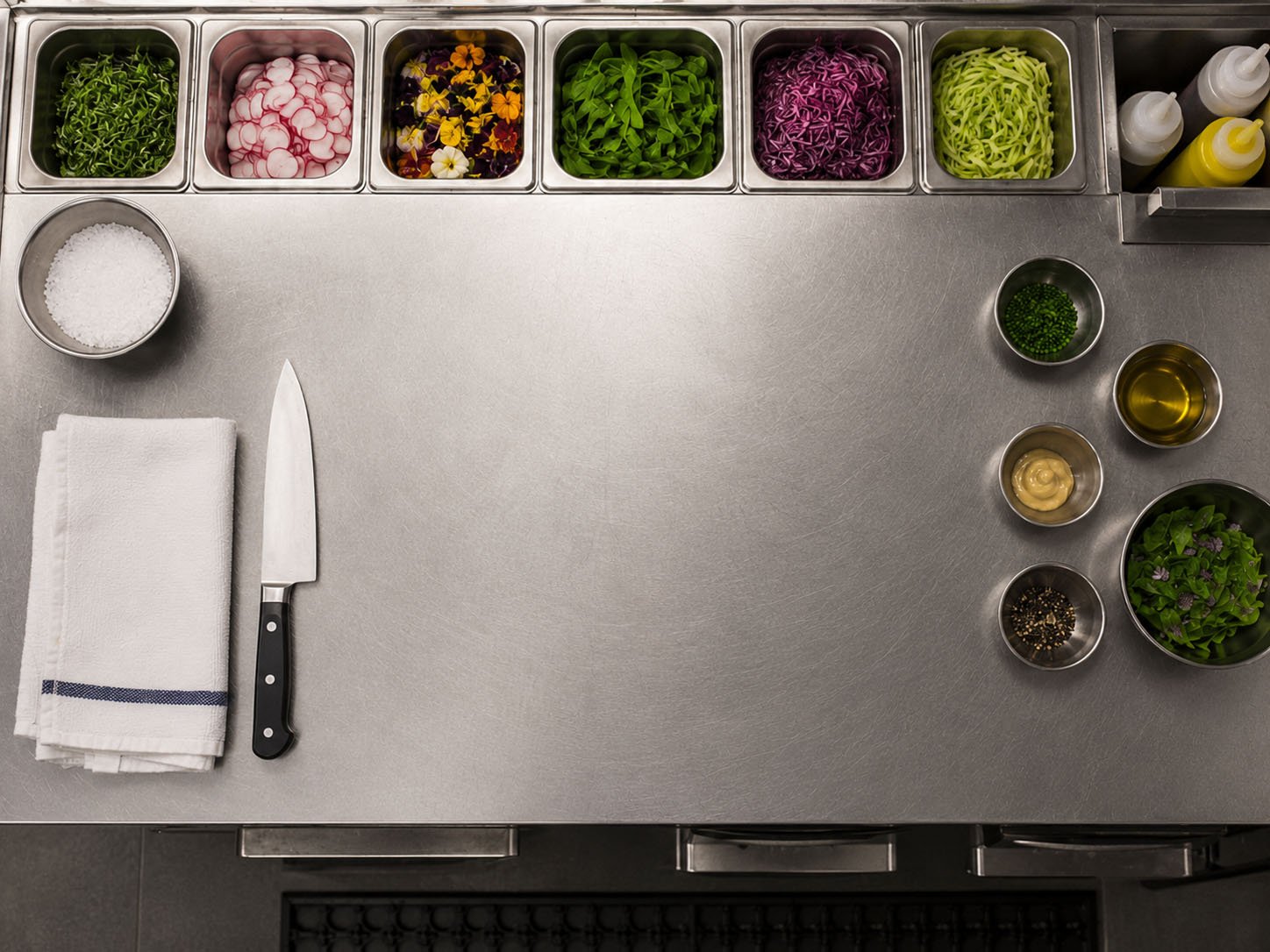 Pastry chef with ORDO setup